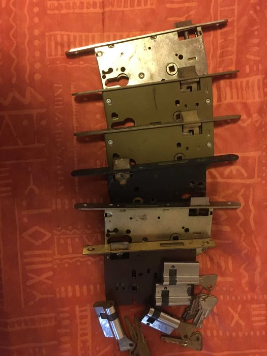 Fechaduras de porta e cilindros para as fechaduras