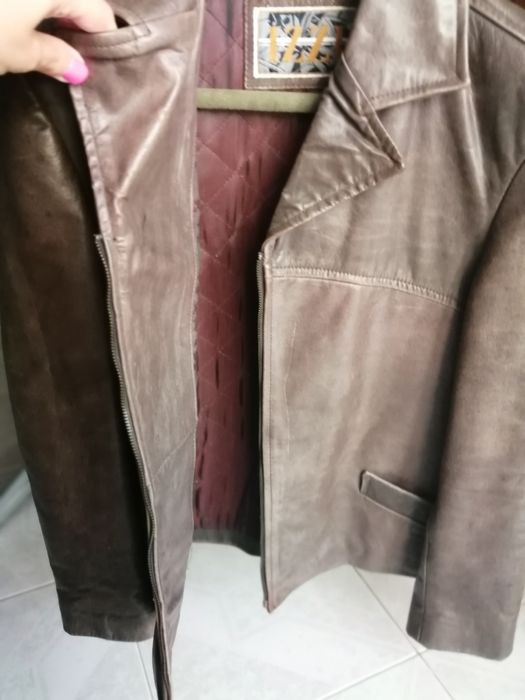 ) blusão couro castanho