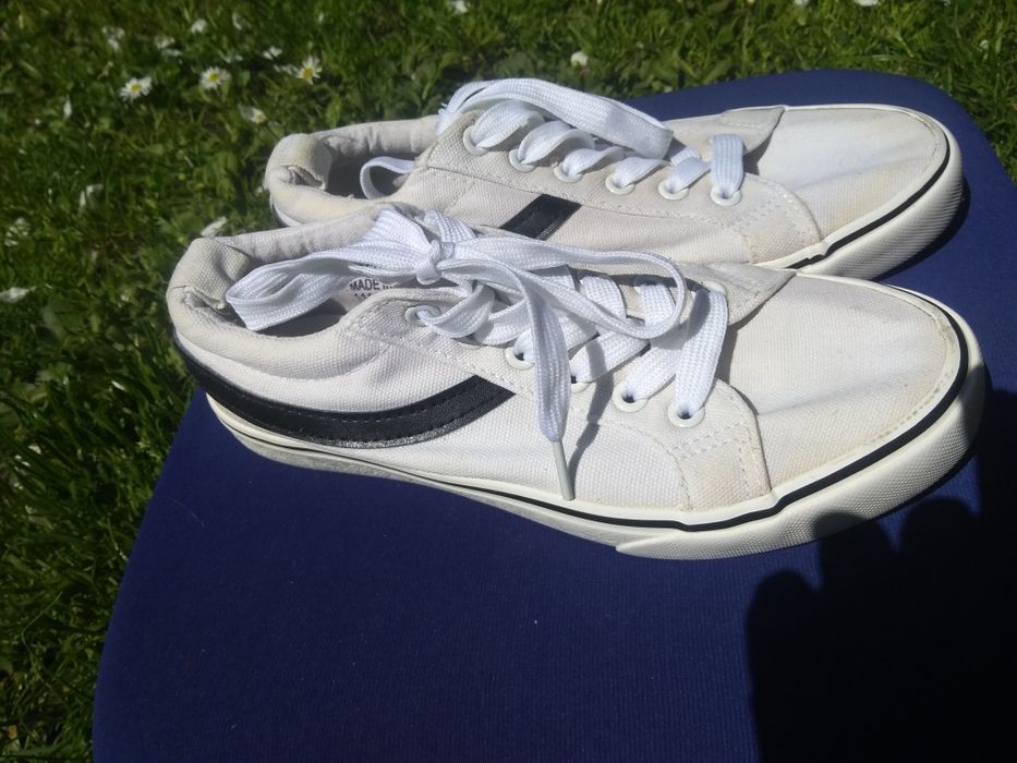 Białe uniwersalne trampki Primark