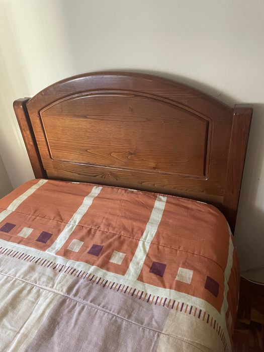 Cama Individual e Roupeiro em Madeira Maciça