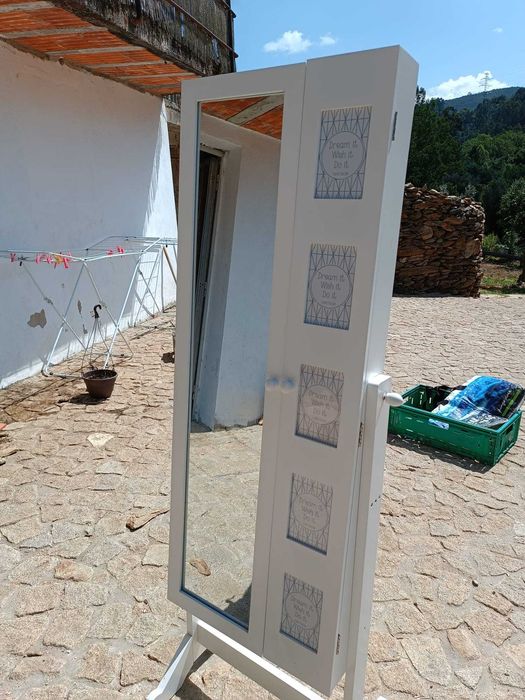 Armário para bijuteria com espelho