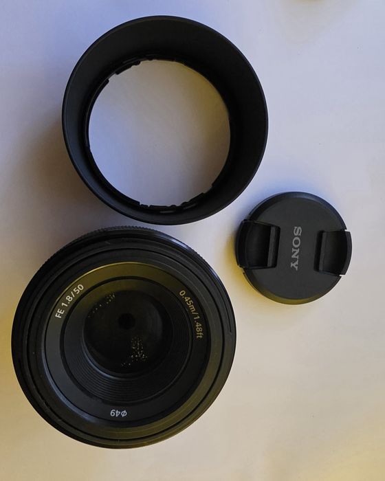 Lente Sony FE 50 F 1.8 com para sol