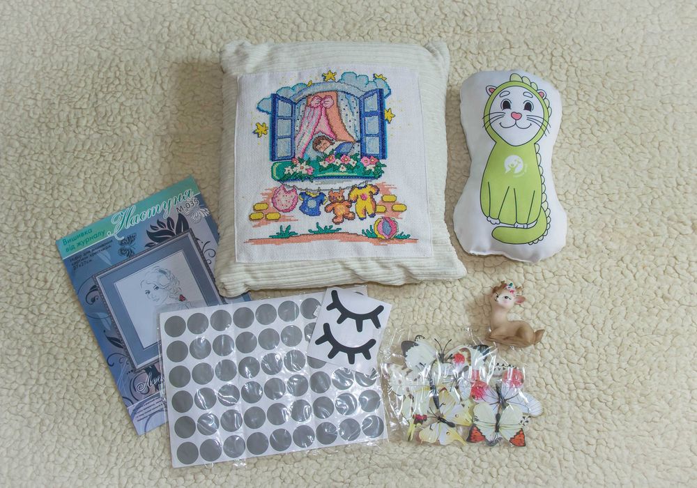 Детские товары.Наклейки горох подушка детская бабочки магниты