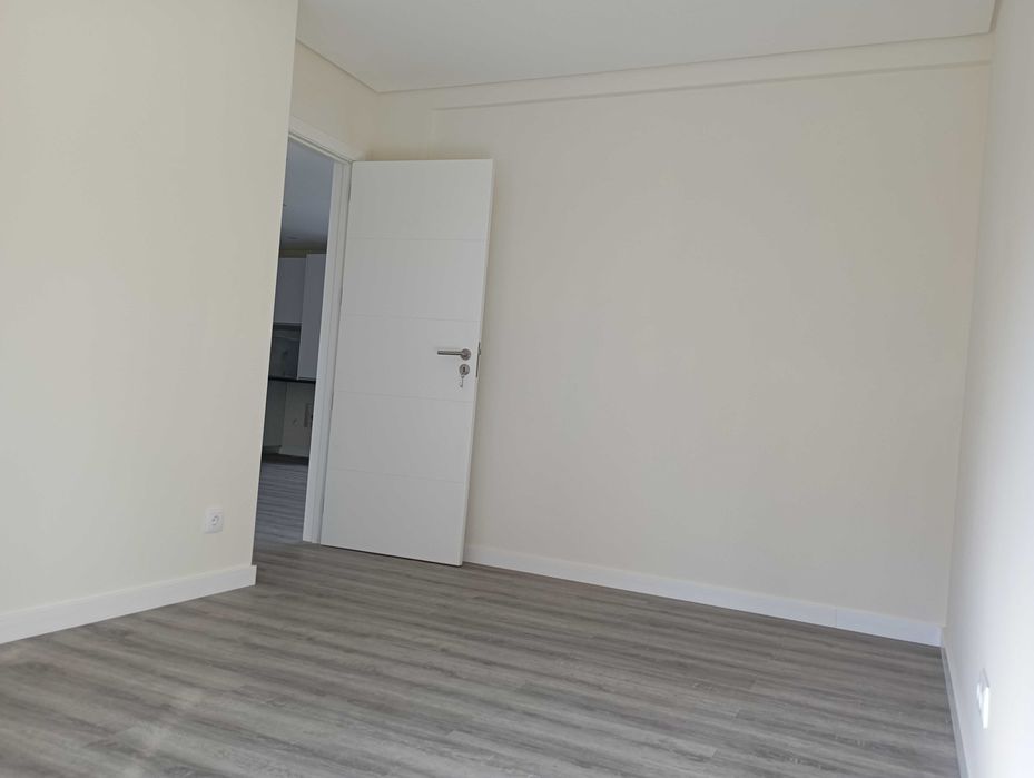 Apartamento T2  em moradia nova a estrear  - São Domingos Rana - 3 Min. A5 - Praias Várias