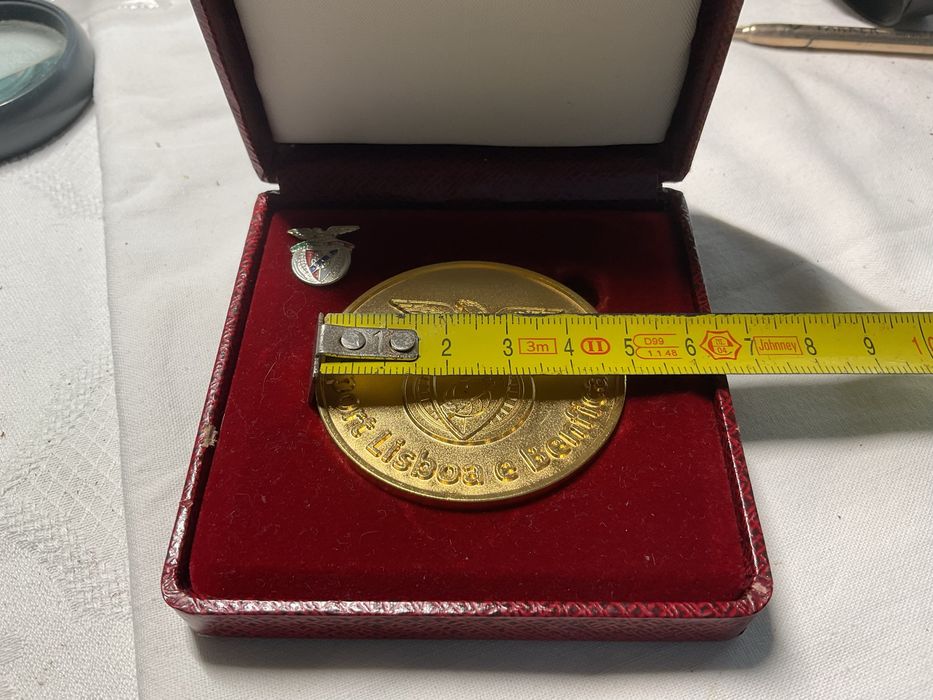 Medalha e pin do Benfica alusiva ao 35 campeonato