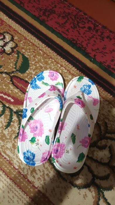 Білі пляжні шльопанці