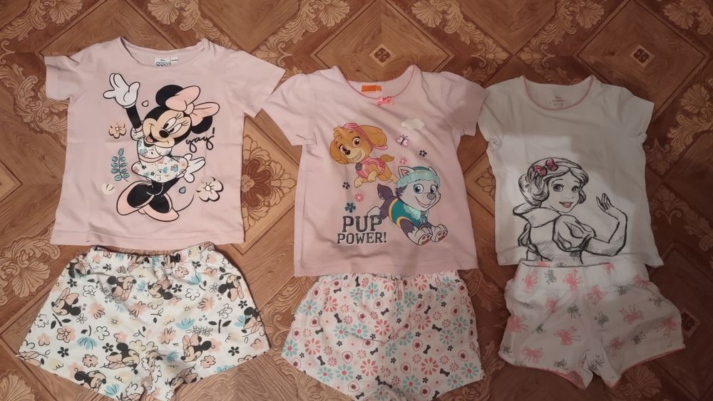 Продам костюмчик для маленькой Леди