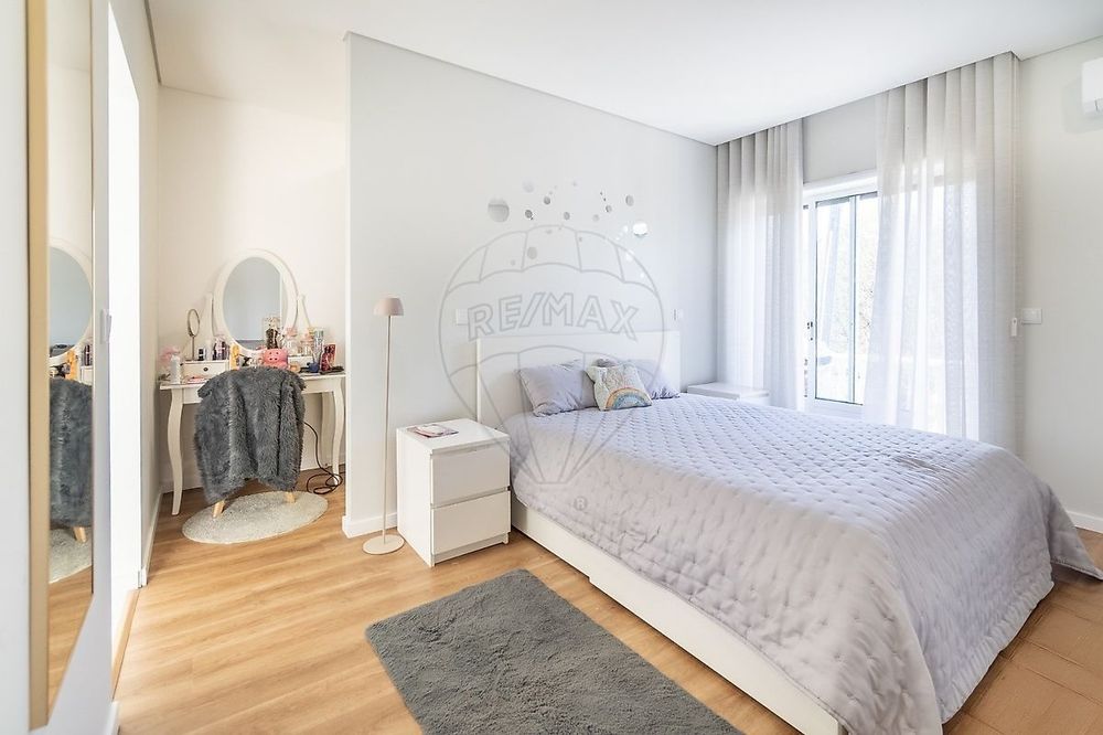 Cama Malm com gavetas e mesas de cabeceira