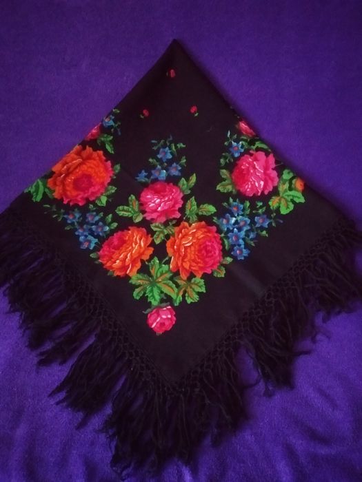 Абсолютно нова шерстяна хустка з китицями.