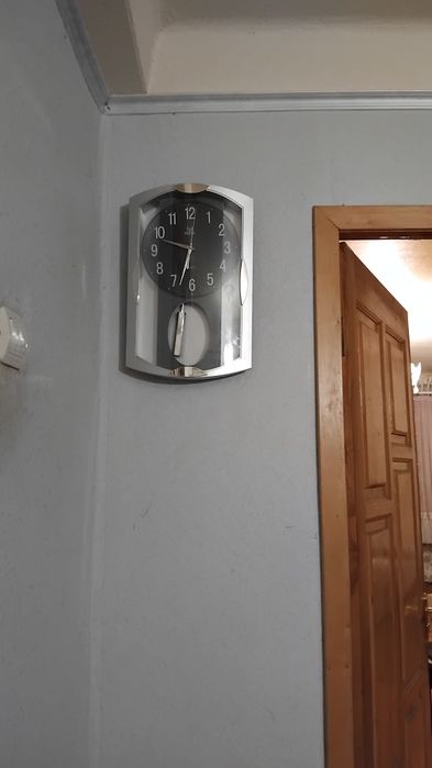 Часы настенные с маятником.