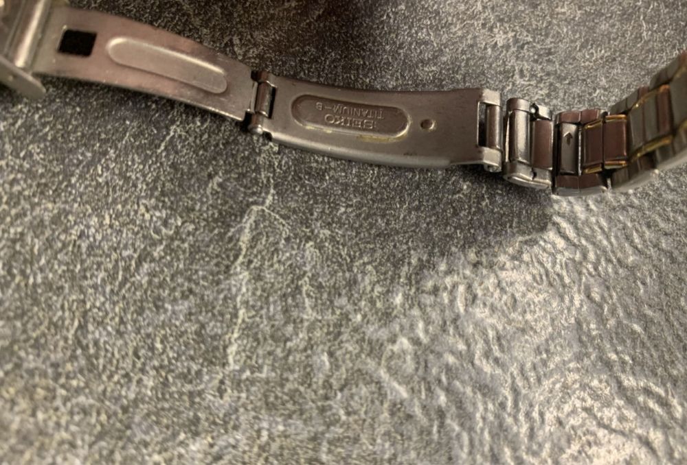 Жіночий кварцовий годинник Seiko Titanium