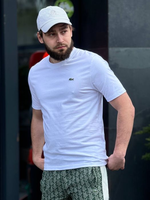 Белая футболка Lacoste