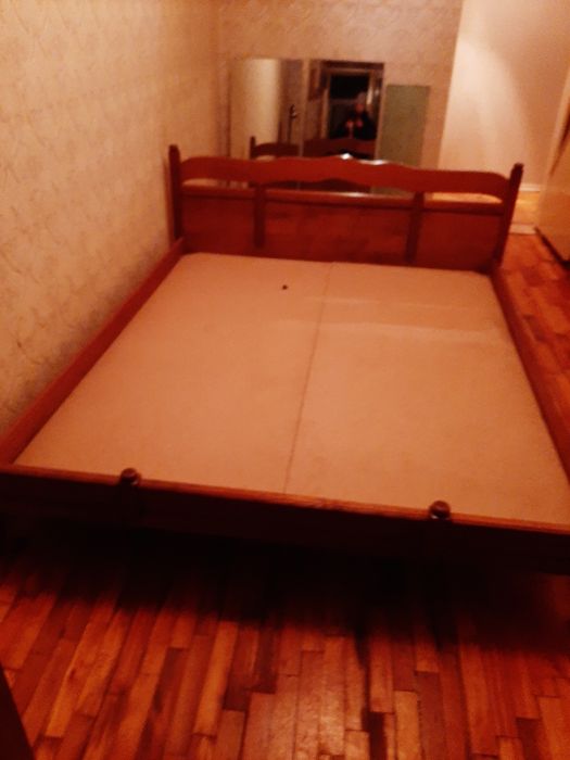 Кровать дерево,туалетный столик ,тумбв под телевизор