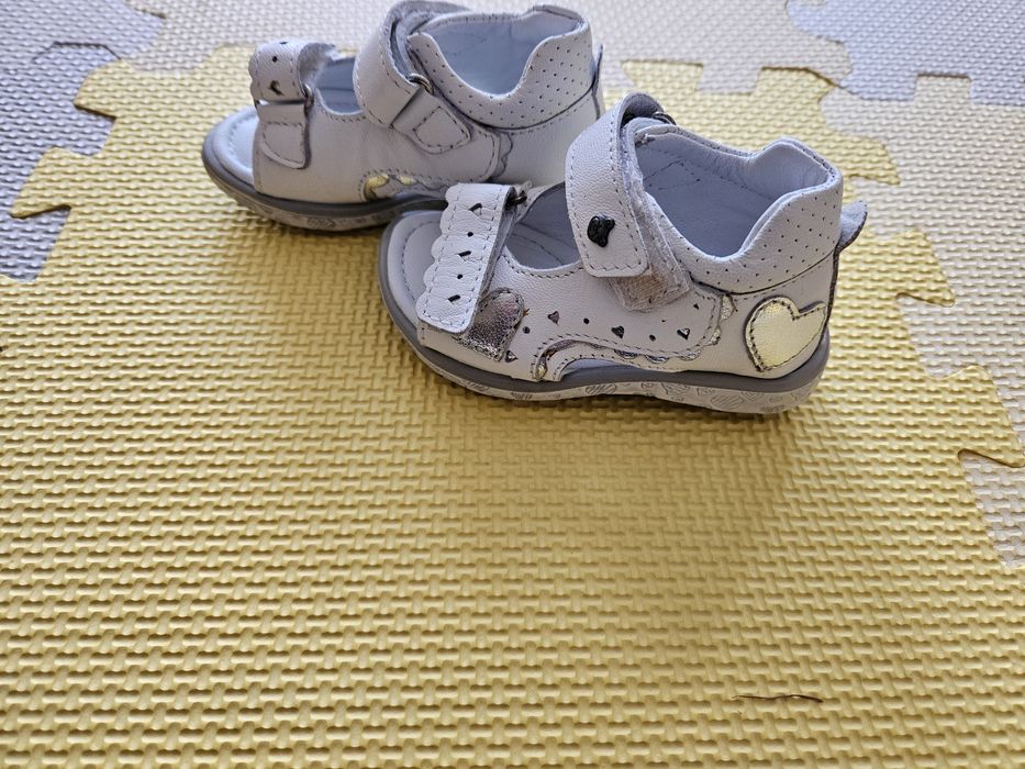 Białe sandałki Lasocki