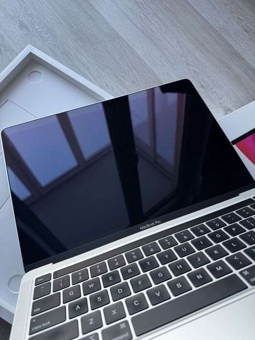 MacBook Pro 13 M1 (2020) 8GB / 256GB — стан близький до ідеалу