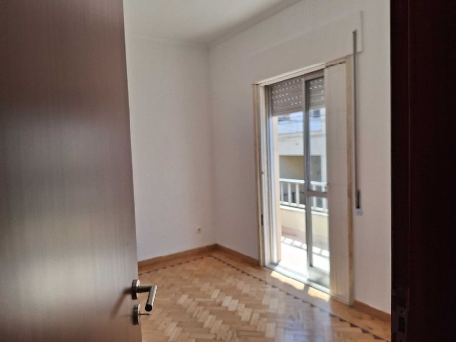 Apartamento T3 perto Centro Comercial Ubbo