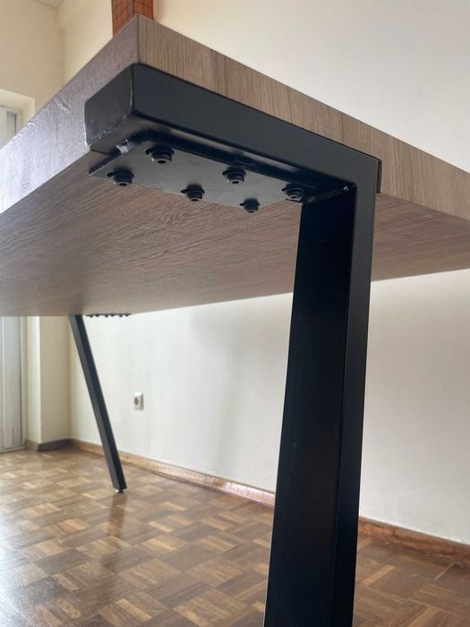Mesa de jantar da marca The Masie, com 160 x 90 cm