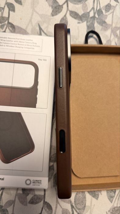 Capa nomad iphone 17 pro max castanha