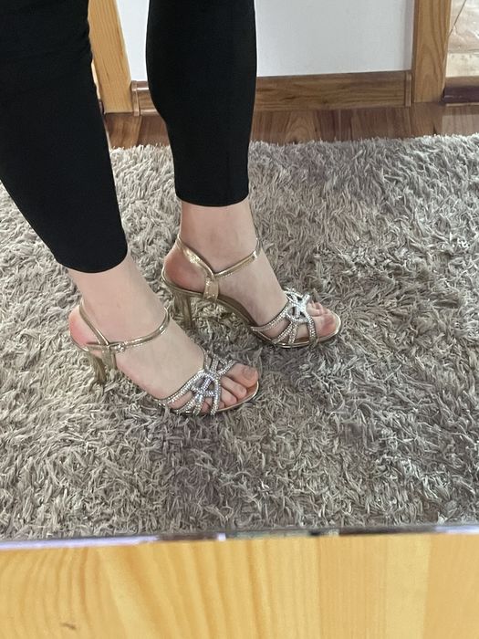 Buty sandałki na obcasie zlote