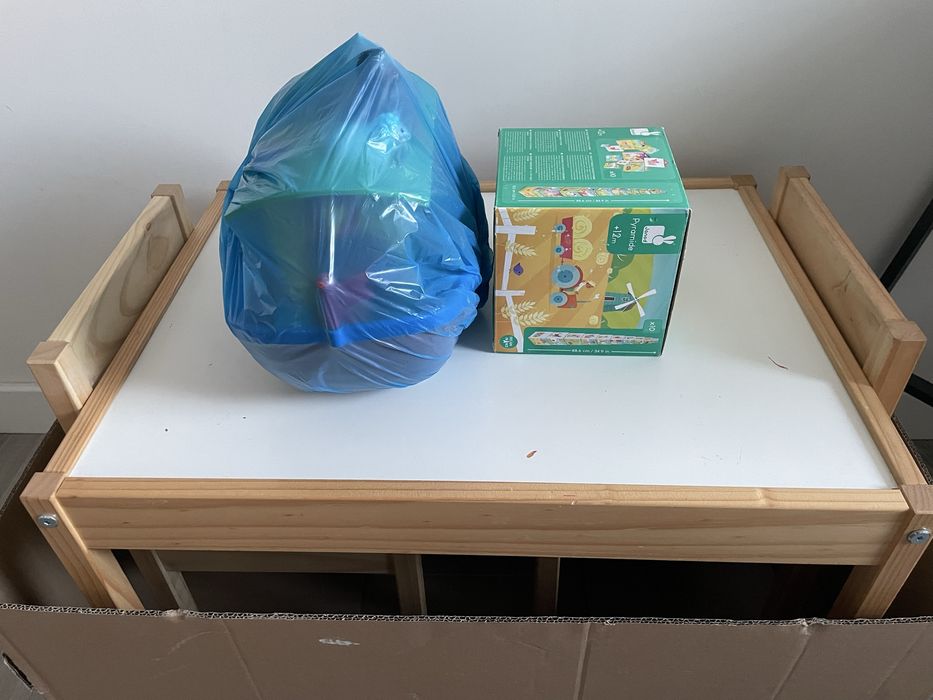 Stolik i krzeslka ikea + zabawki