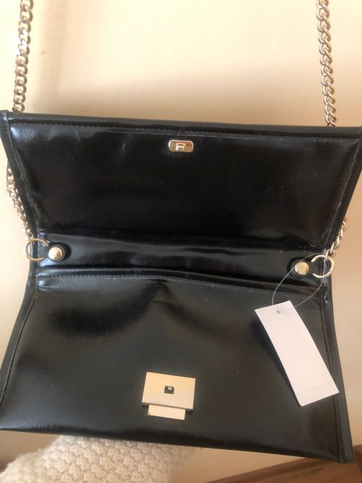 -74% Steve Madden czarna torebka kopertówka na ramię na łańcuszku