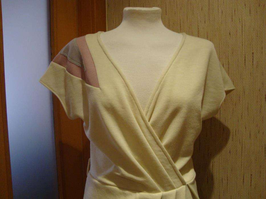 Vestido branco com efeito tipo trespasse no peito