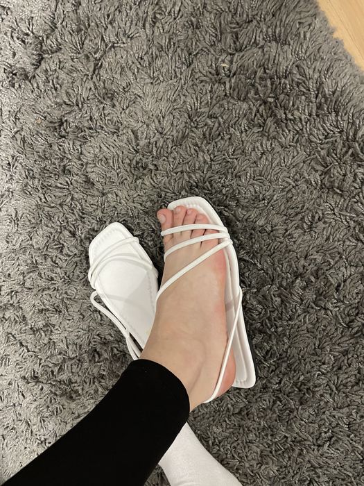 Босоніжки нові білі