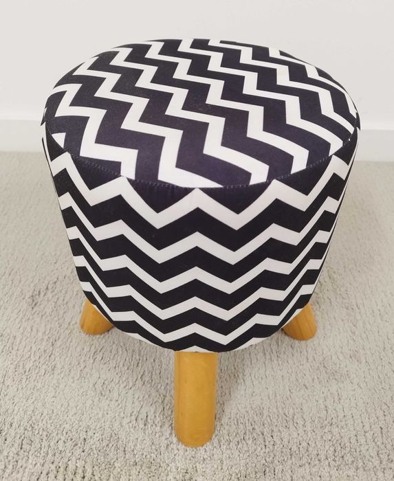 Banco de apoio. Revestimento em tecido branco e preto