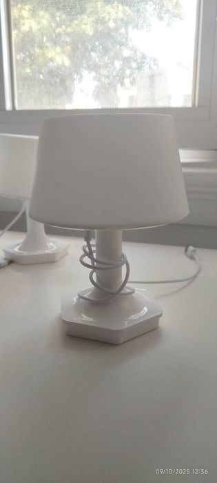 2 Candeeiros LED com luz amarelo e luz branca