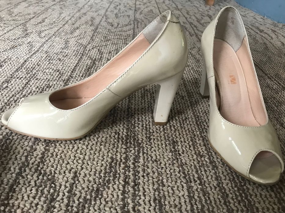 Черевики лакові молочний колір