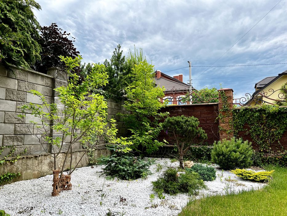 Будинок в районі вул. Буковинської (Беверлі Хіллс.) Є басейн