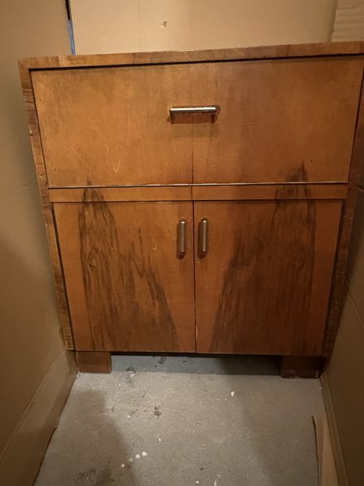 Szafa radiowa- wysuwany gramofon.