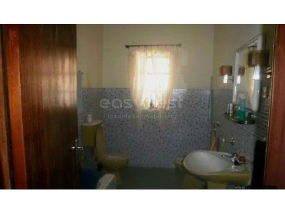 Moradia duplex espaçosa com 5 quartos e varanda - Lagoaça