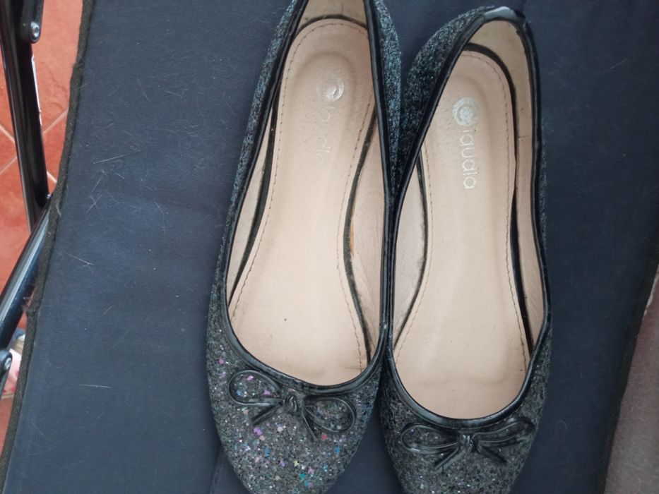 Sabrinas pretas com brilhantes coloridos