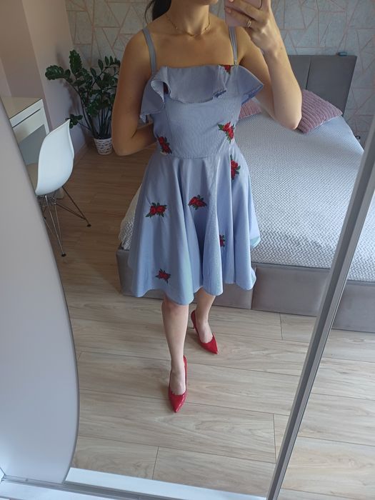 Błękitna sukienka Guess w haftowane róże kwiaty XS 34 na wesele pin up
