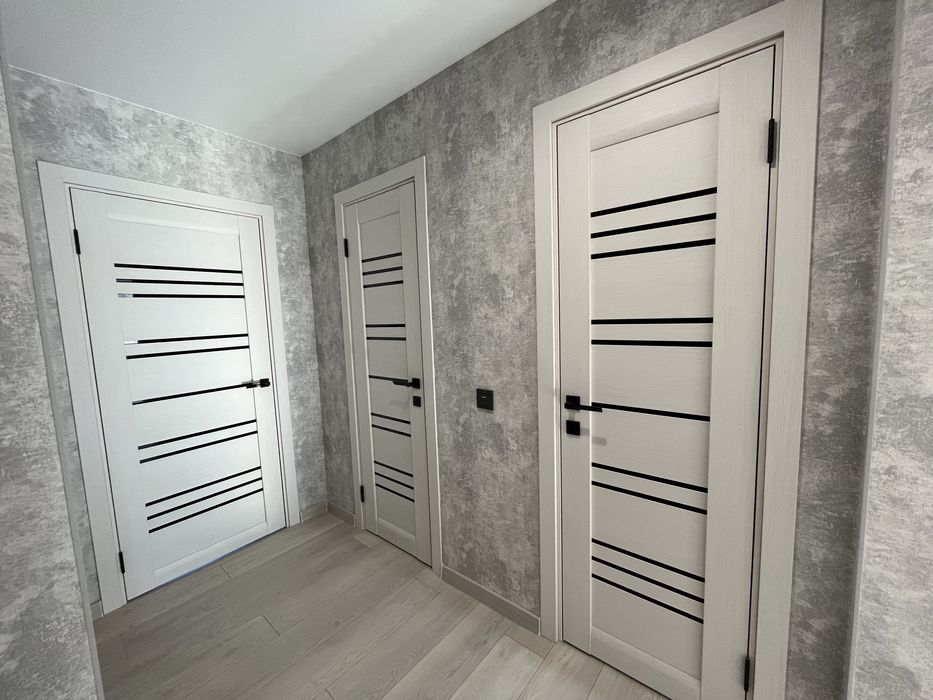 Установка (монтаж) міжкімнатних дверей та МДФ плінтуса