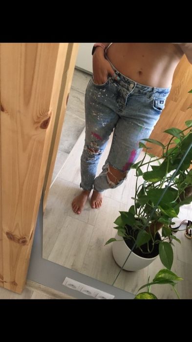 Spodnie z dziurami i farbą superdry S