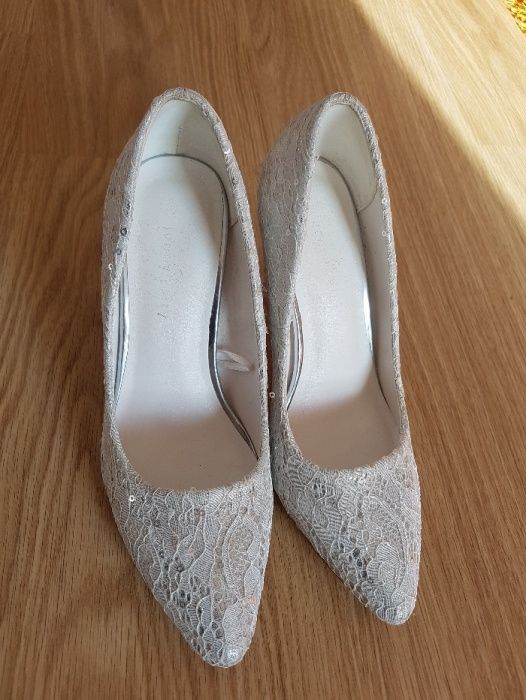 buty ślubne z koronki