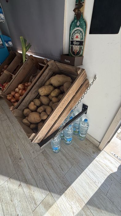 Prateleiras e caixas de fruta e legumes com suporte de parede vintage