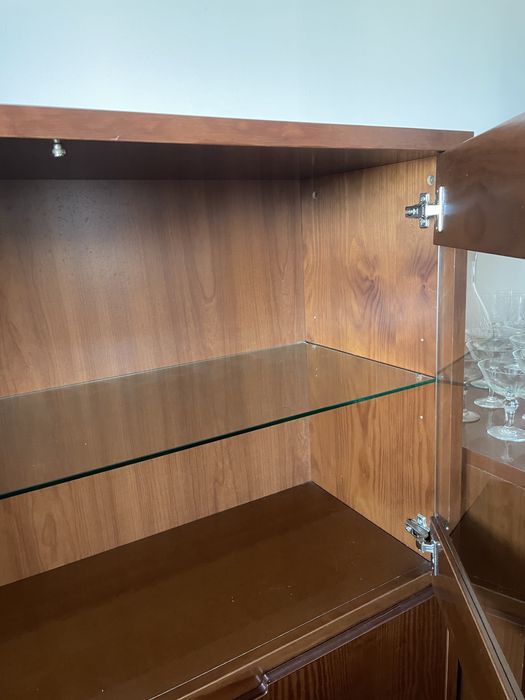 Louceiro em madeira com portas em vidro