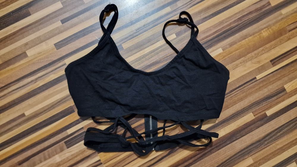 Czarny crop top na ramiączkach