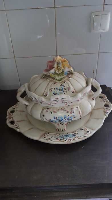 Terrina antiga com prato