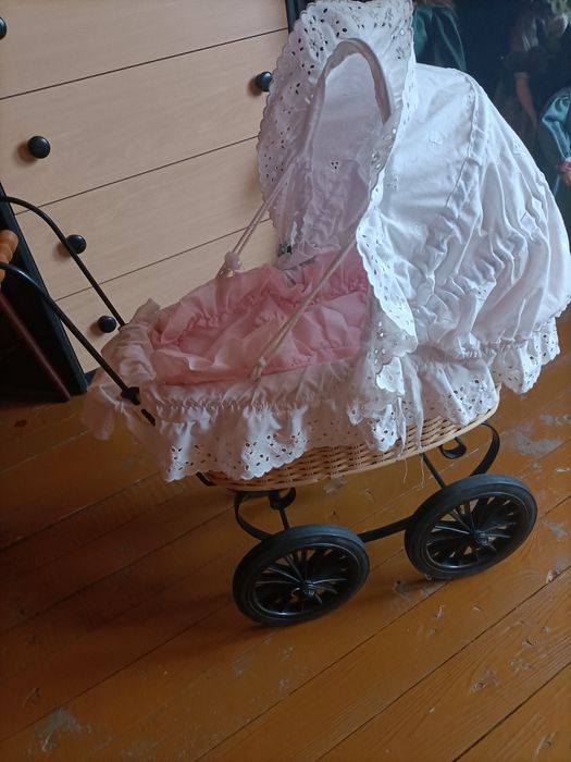 Stary wózek wiklinowy dla lalki