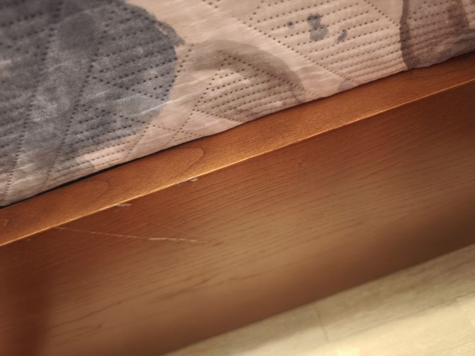Cama de boa qualidade com algumas marcas