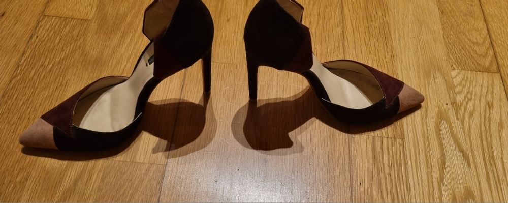 Sapatos salto alto pretos, bordeau beje