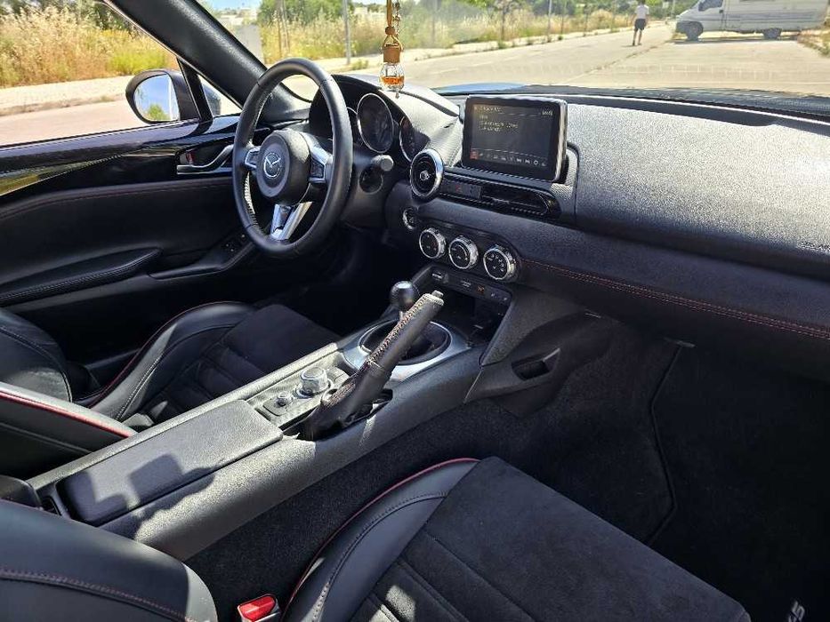 Carro descapotável Mazda Mx5