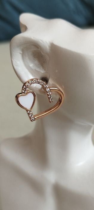 Eleganckie kolczyki w kształcie serca w kolorze złota