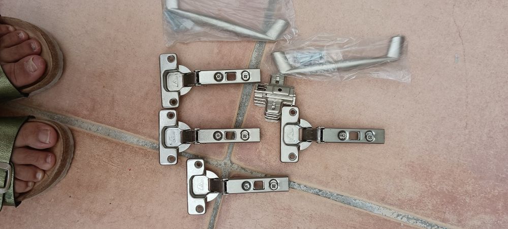 Dobradiças para portas de armários de cozinha. Puxadores