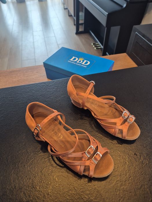 32 Prawie Nowe Dziecięce buty do tańca Satyna, rozmiar 32, obcas 1.4''