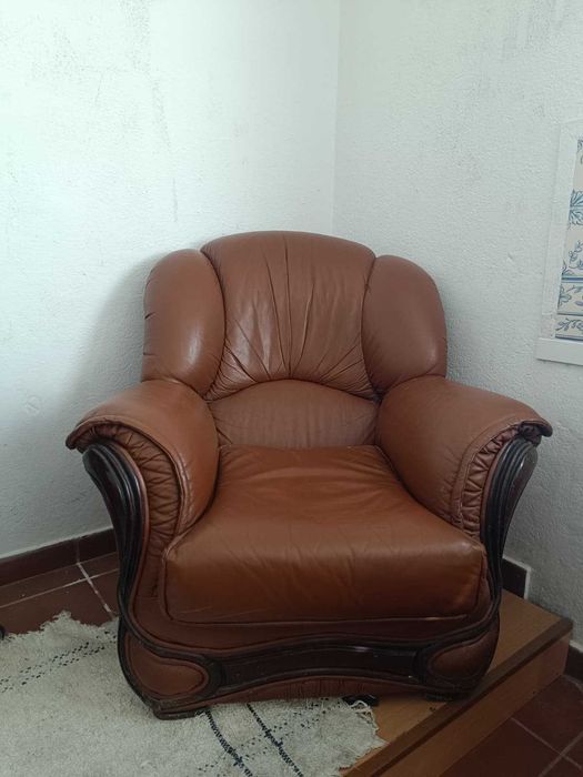 Conjunto 1 Sofá e 2 Poltronas Castanhas em Pele